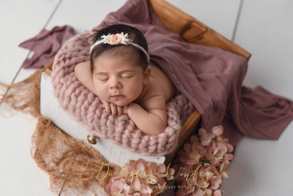 Neugebornenen (Newborn) Fotografie - Babyfotos - Fine Art Neugebornen Fotos sind etwas ganz besonderes! Es sind aber auch vor allem die Erinnerungen in der Familie, die man zusammen teilt und bewahrt. Diese gemeinsame Erinnerung trägt man für immer in seinem Herzen. - Was kostet das Neugebornenen Baby Newborn Fotoshooting?