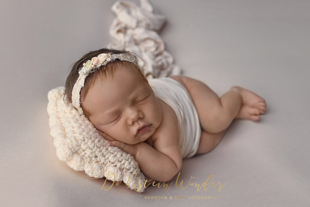 Neugebornenen (Newborn) Fotografie - Babyfotos - Fine Art Neugebornen Fotos sind etwas ganz besonderes! Es sind aber auch vor allem die Erinnerungen in der Familie, die man zusammen teilt und bewahrt. Diese gemeinsame Erinnerung trägt man für immer in seinem Herzen. - Was kostet das Neugebornenen Baby Newborn Fotoshooting?