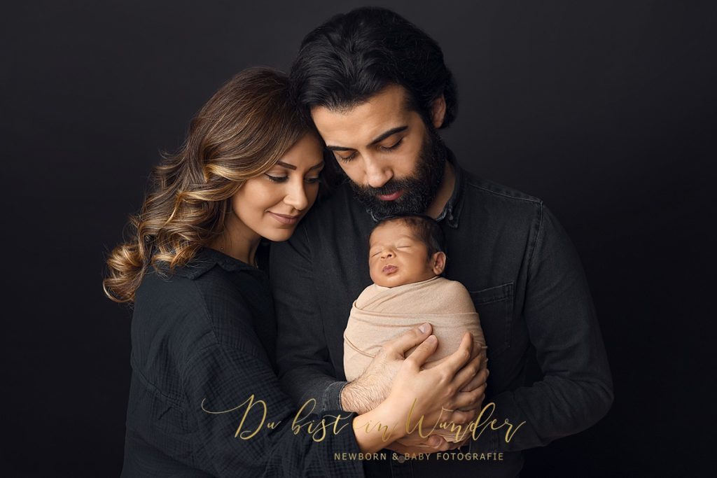 Neugebornenen (Newborn) Fotografie - Babyfotos - Fine Art Neugebornen Fotos sind etwas ganz besonderes! Es sind aber auch vor allem die Erinnerungen in der Familie, die man zusammen teilt und bewahrt. Diese gemeinsame Erinnerung trägt man für immer in seinem Herzen. - Was kostet das Neugebornenen Baby Newborn Fotoshooting?