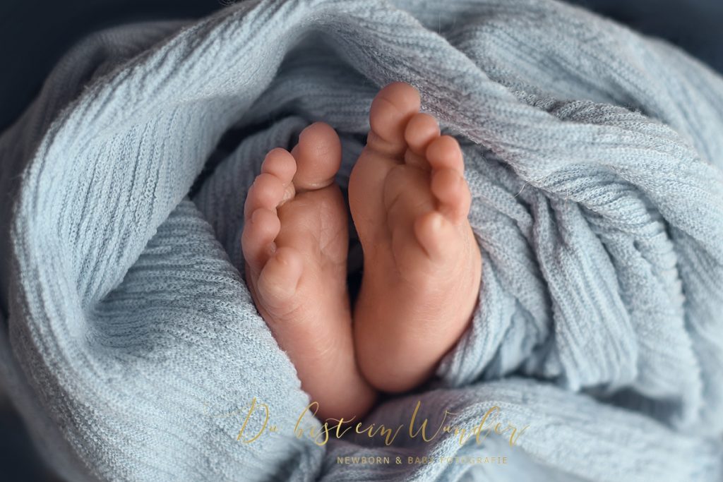 Neugebornenen (Newborn) Fotografie - Babyfotos - Fine Art Neugebornen Fotos sind etwas ganz besonderes! Es sind aber auch vor allem die Erinnerungen in der Familie, die man zusammen teilt und bewahrt. Diese gemeinsame Erinnerung trägt man für immer in seinem Herzen. - Was kostet das Neugebornenen Baby Newborn Fotoshooting?