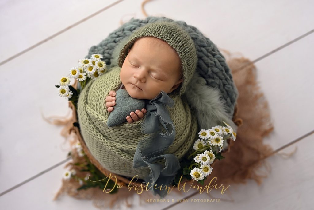 Neugebornenen (Newborn) Fotografie - Babyfotos - Fine Art Neugebornen Fotos sind etwas ganz besonderes! Es sind aber auch vor allem die Erinnerungen in der Familie, die man zusammen teilt und bewahrt. Diese gemeinsame Erinnerung trägt man für immer in seinem Herzen. - Was kostet das Neugebornenen Baby Newborn Fotoshooting?