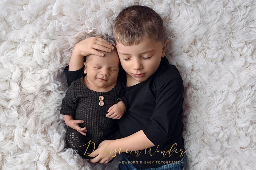 Neugebornenen (Newborn) Fotografie - Babyfotos - Fine Art Neugebornen Fotos sind etwas ganz besonderes! Es sind aber auch vor allem die Erinnerungen in der Familie, die man zusammen teilt und bewahrt. Diese gemeinsame Erinnerung trägt man für immer in seinem Herzen. - Was kostet das Neugebornenen Baby Newborn Fotoshooting?
