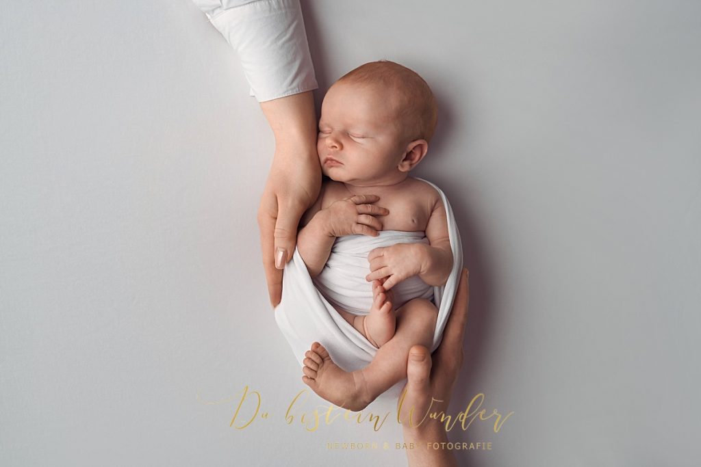 Neugebornenen (Newborn) Fotografie - Babyfotos - Fine Art Neugebornen Fotos sind etwas ganz besonderes! Es sind aber auch vor allem die Erinnerungen in der Familie, die man zusammen teilt und bewahrt. Diese gemeinsame Erinnerung trägt man für immer in seinem Herzen. - Was kostet das Neugebornenen Baby Newborn Fotoshooting?