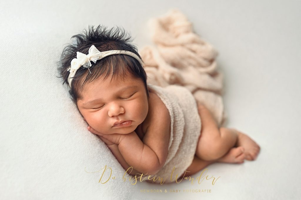 Neugebornenen (Newborn) Fotografie - Babyfotos - Fine Art Neugebornen Fotos sind etwas ganz besonderes! Es sind aber auch vor allem die Erinnerungen in der Familie, die man zusammen teilt und bewahrt. Diese gemeinsame Erinnerung trägt man für immer in seinem Herzen. - Was kostet das Neugebornenen Baby Newborn Fotoshooting?