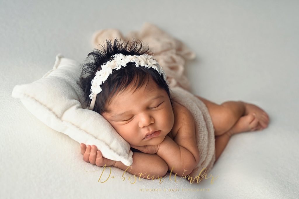Neugebornenen (Newborn) Fotografie - Babyfotos - Fine Art Neugebornen Fotos sind etwas ganz besonderes! Es sind aber auch vor allem die Erinnerungen in der Familie, die man zusammen teilt und bewahrt. Diese gemeinsame Erinnerung trägt man für immer in seinem Herzen. - Was kostet das Neugebornenen Baby Newborn Fotoshooting?